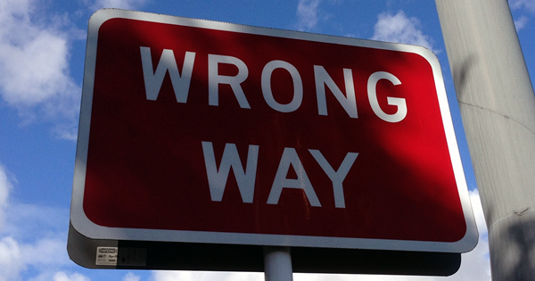 wrong way sign symbolizing call center knowledge management pitfalls